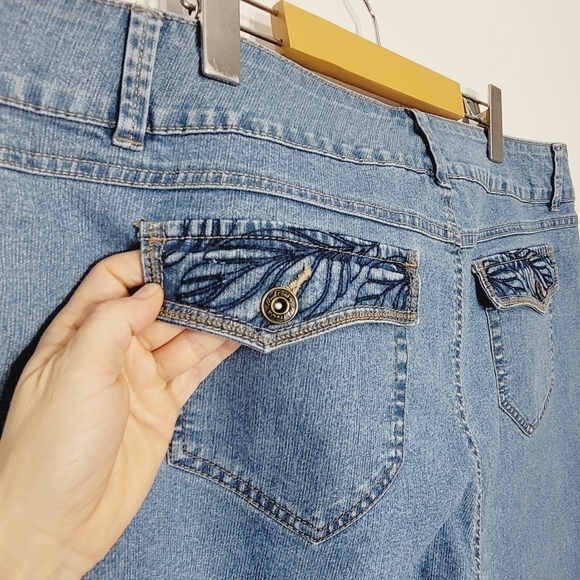 Midtown Vintage Light Blue Jeans Embroidered Pocket Details Cotton Blend Shorts - Picture 3 of 12